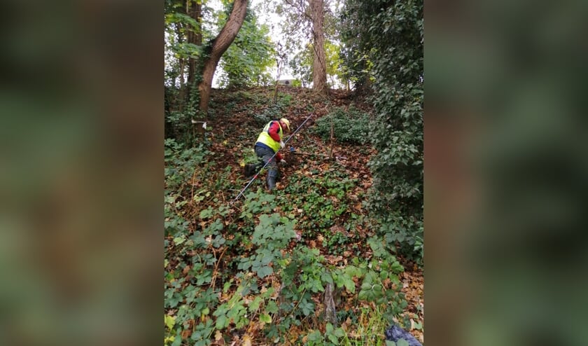 Teus van Doorn klimt het steile talud op.(foto: Ton van der Wal)