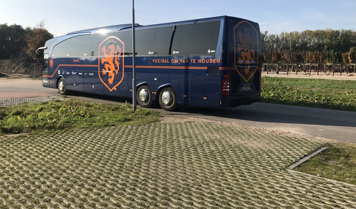 De bus van het Nederlands Elftal. (foto: Yeb Heerema)