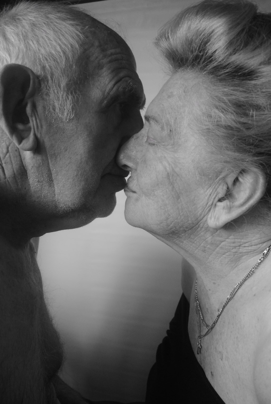 Een portret van Lenie en Chris welke te zien is op de tentoonstellin