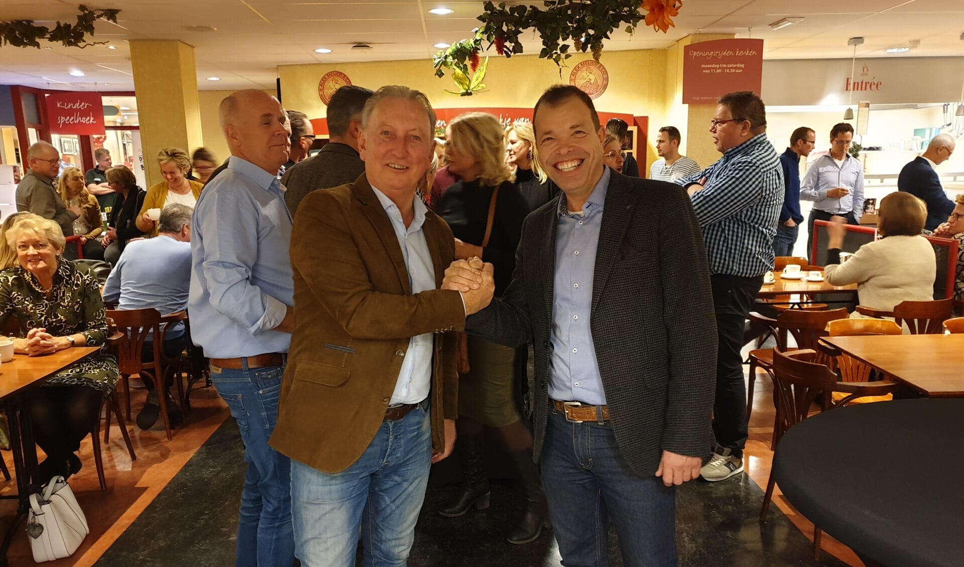 Businessclub SV Driel te gast bij Sligro in Arnhem, voorzitter Ben Huitink bedankt Raymond Clements. (foto: Ronald Linsen)