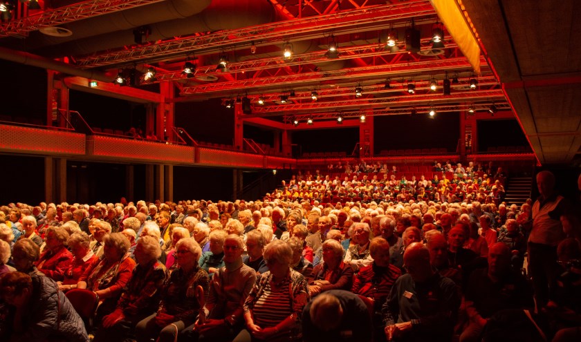Gasten van De Zonnebloem in theater De Flint in Amersfoort. (foto: Petra van Gend)