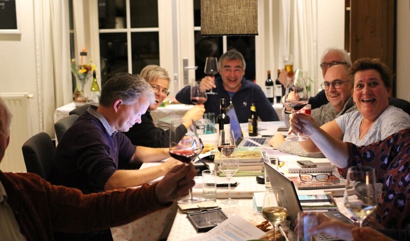 Een stadsquiz team aan het werk op locatie. (foto: Bart Witters)