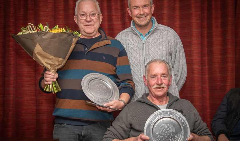 Voorzitter Martijn Bouwman heeft de schalen overhandigd aan de nieuwe ereleden Theo Bruns (links) en Theo van de Zand (onder). (foto: Wil Kuijpers)