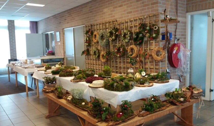 Bloemstukken, andere cadeau-artikelen en heerlijk eten op de verkoopdag in IJzendoorn. (foto: Vrouwenvereniging IJzendoorn)