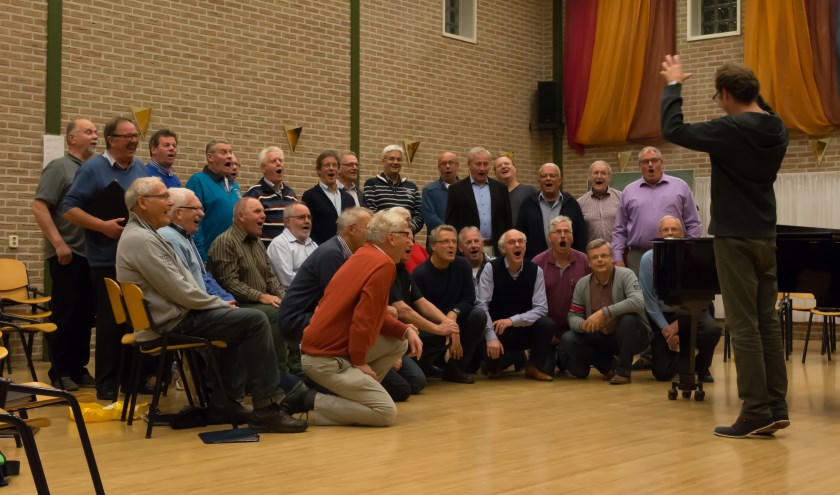Repetitie van het Lingewaards Mannenkoor. (foto: Maurice Gemmeke)