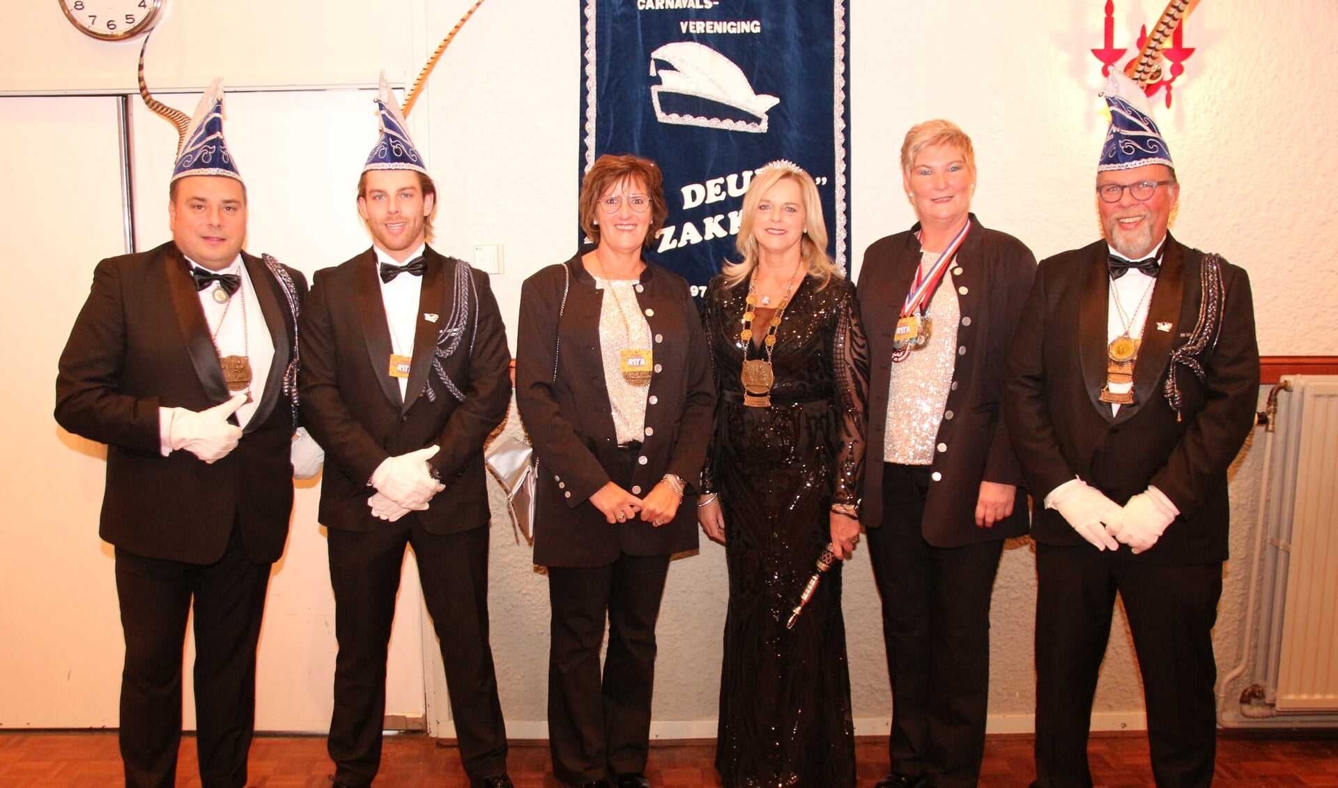 Van links naar rechts: Adjudanten Peter van Rens, Michiel Kok, hofdame Wilma Arens, Prinses Rita Kok, hofdame Jolanda van der Krabben en adjudant Ary Kok. (foto: Bert Roodbeen)