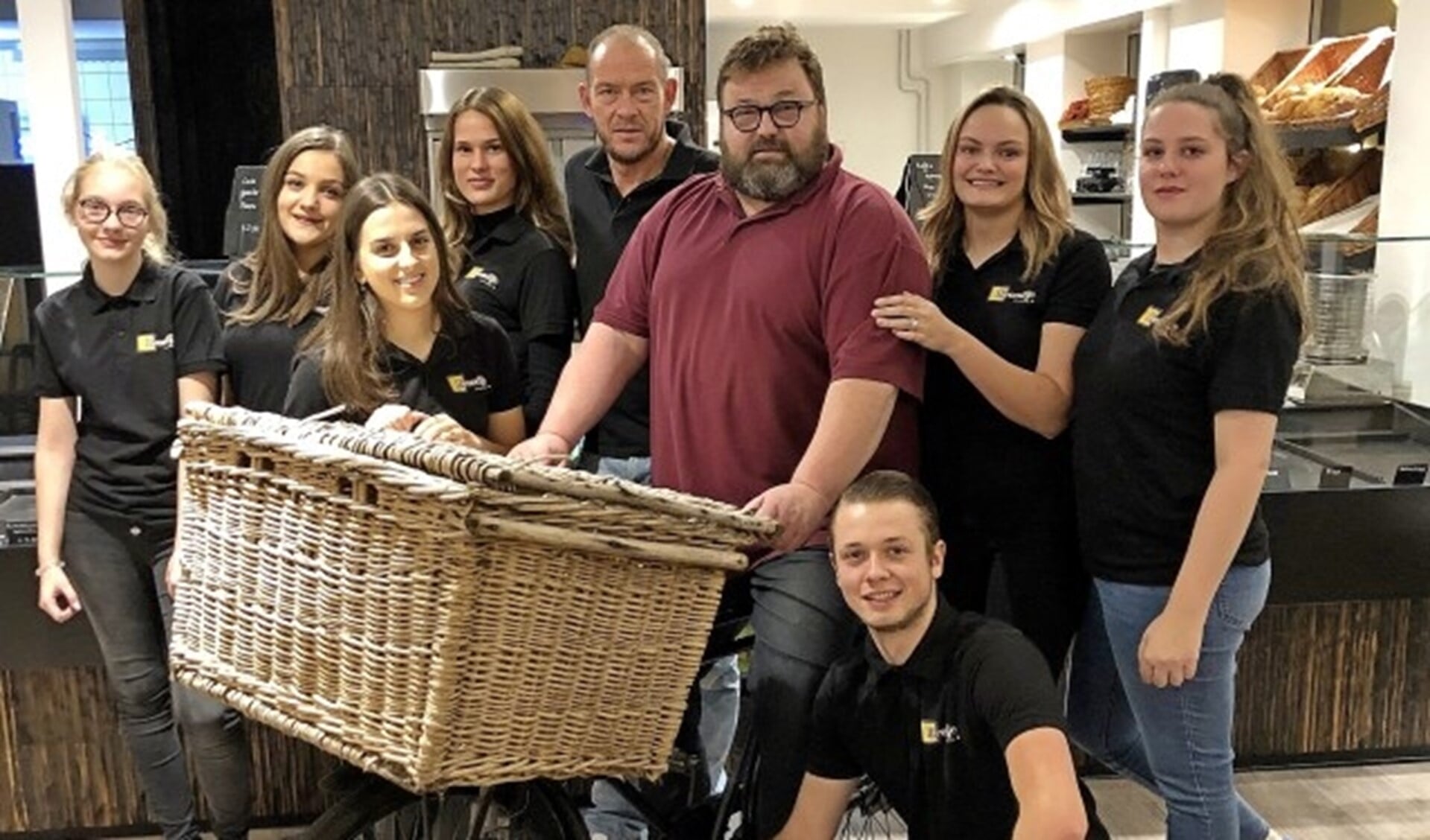 Fred Franke in zijn broodjeszaak. Het  personeel is gemotiveerd en staat klaar om de cliënten te ontvangen. (foto: Elfie Brouwers)