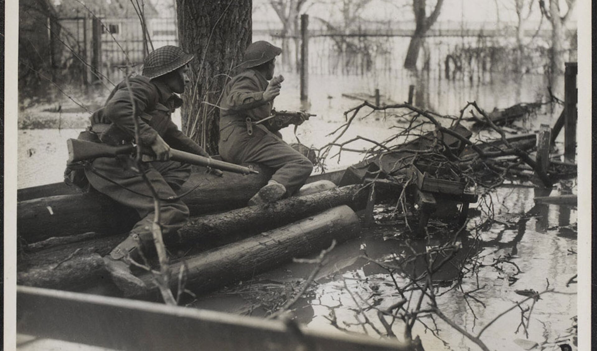 Britse soldaten aan het verdronken front in de Over-Betuwe. (foto: publiek domein)