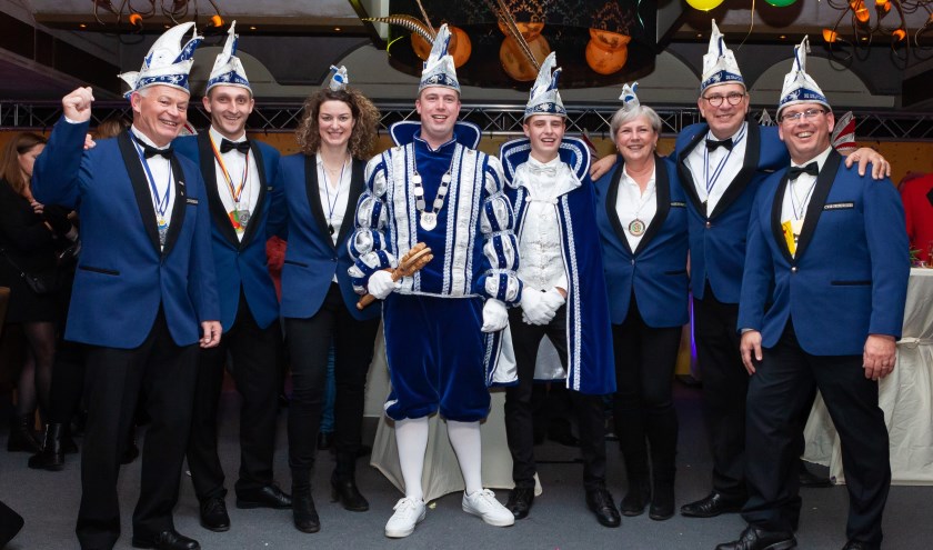 Vlak na de onthulling, op het podium samen met de bestuursleden van CV De Deurdreiers: van links naar rechts Geert Smits, Ralf Diesvelt, Kristy Leenders, Prins Thijs de 1e, Adjudant Jelle, Carla Hakvoort, Willy Driessen en Marcel Willemsen. (foto: Eddy de Wild)