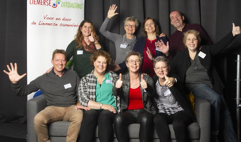 In het midden op de bank Paula van Remmen van Communicatiehuis de Liemers nadat ze een match heeft gemaakt met Zonnebloem Groessen, NAH Breincafé, Inloophuis de Herberg en Duo-Fietsmaatjes Duiven Westervoort. (foto: Jacques Kok Fotografie)