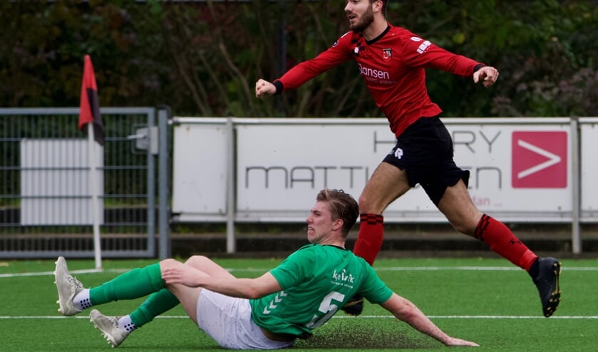 Luke Roelofs scoort deze keer niet. De Bemmel-aanvaller was tegen Heino (2-2) goed voor een goal en een assist. (foto: Dennis Peters)