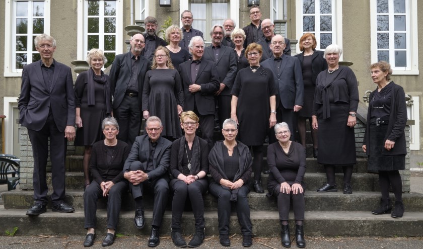 Opstelling koor op trap klooster Huissen. (foto: Rein Bergsma)