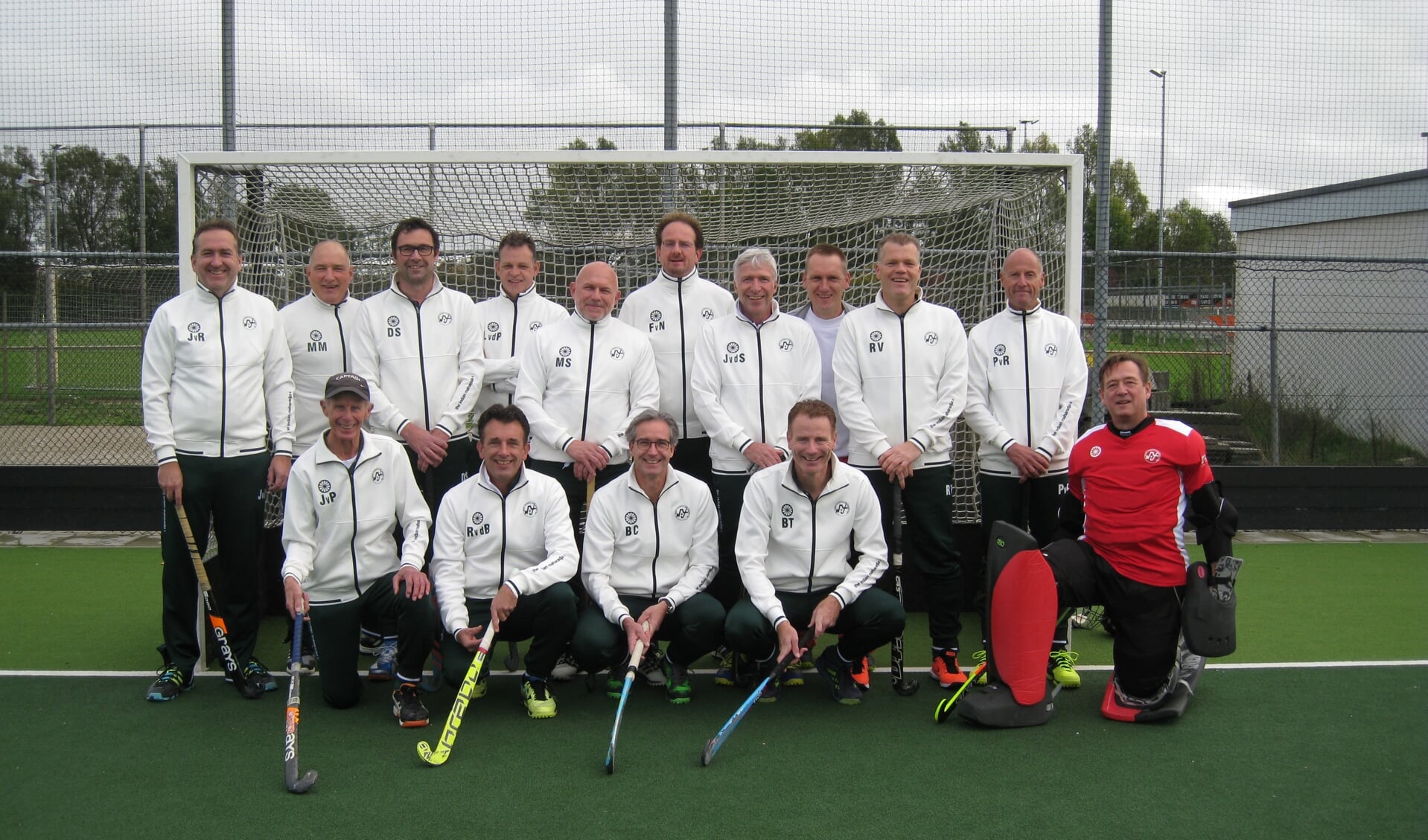 Het veteranen L- team van MHC Bemmel 800. (foto: Tim Pott)