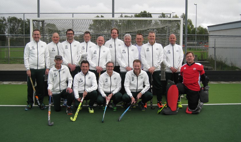 Het veteranen L- team van MHC Bemmel 800. (foto: Tim Pott)