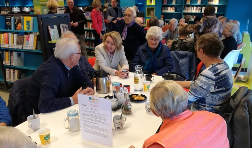 Burgemeester Hoytink-Roibois in gesprek met bezoekers Huiskamer van Elst. (foto: Eddie van Hattum)