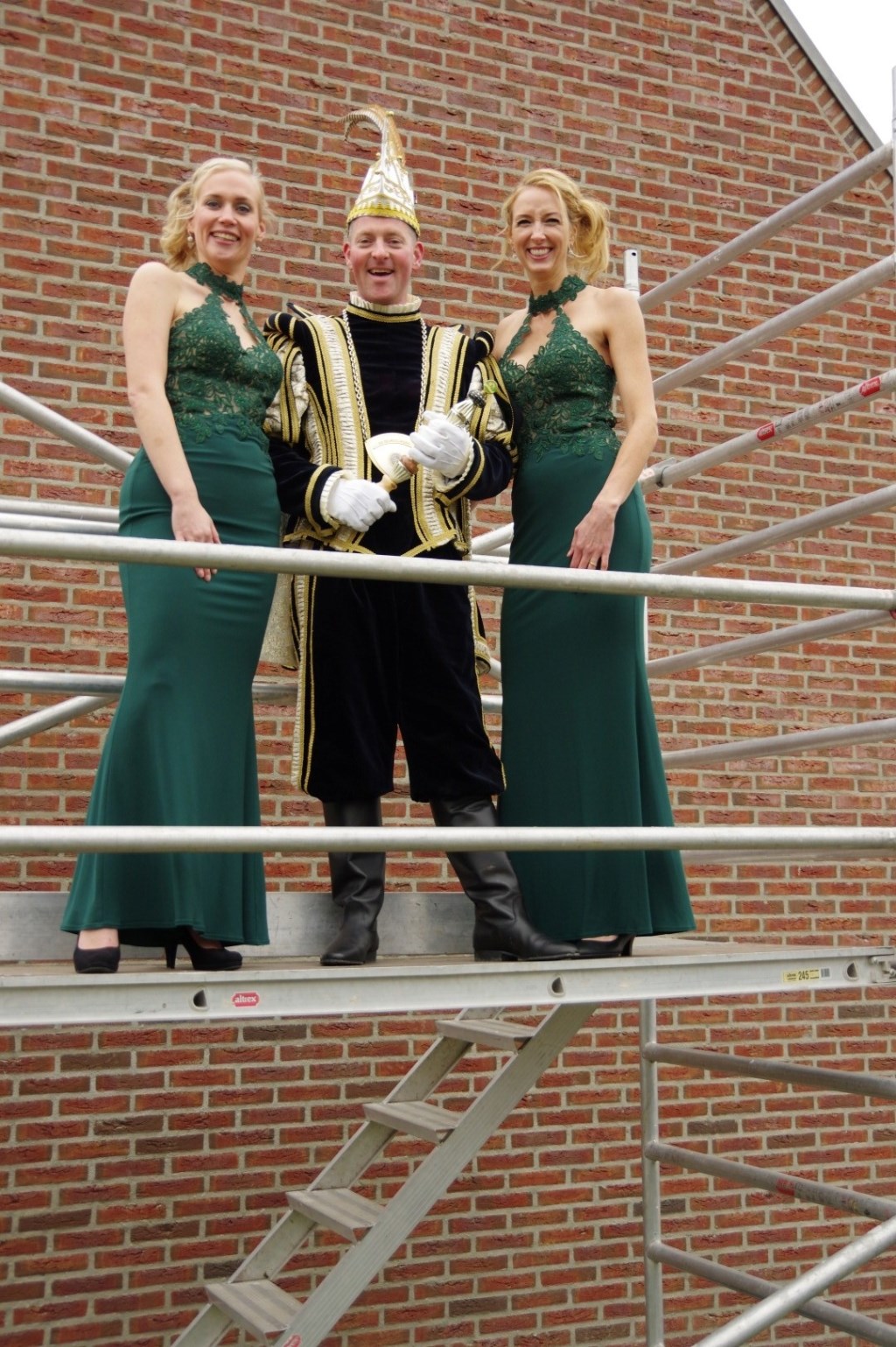 Prins Bas de Feestbouwer met Hofdames Petra en Marieke