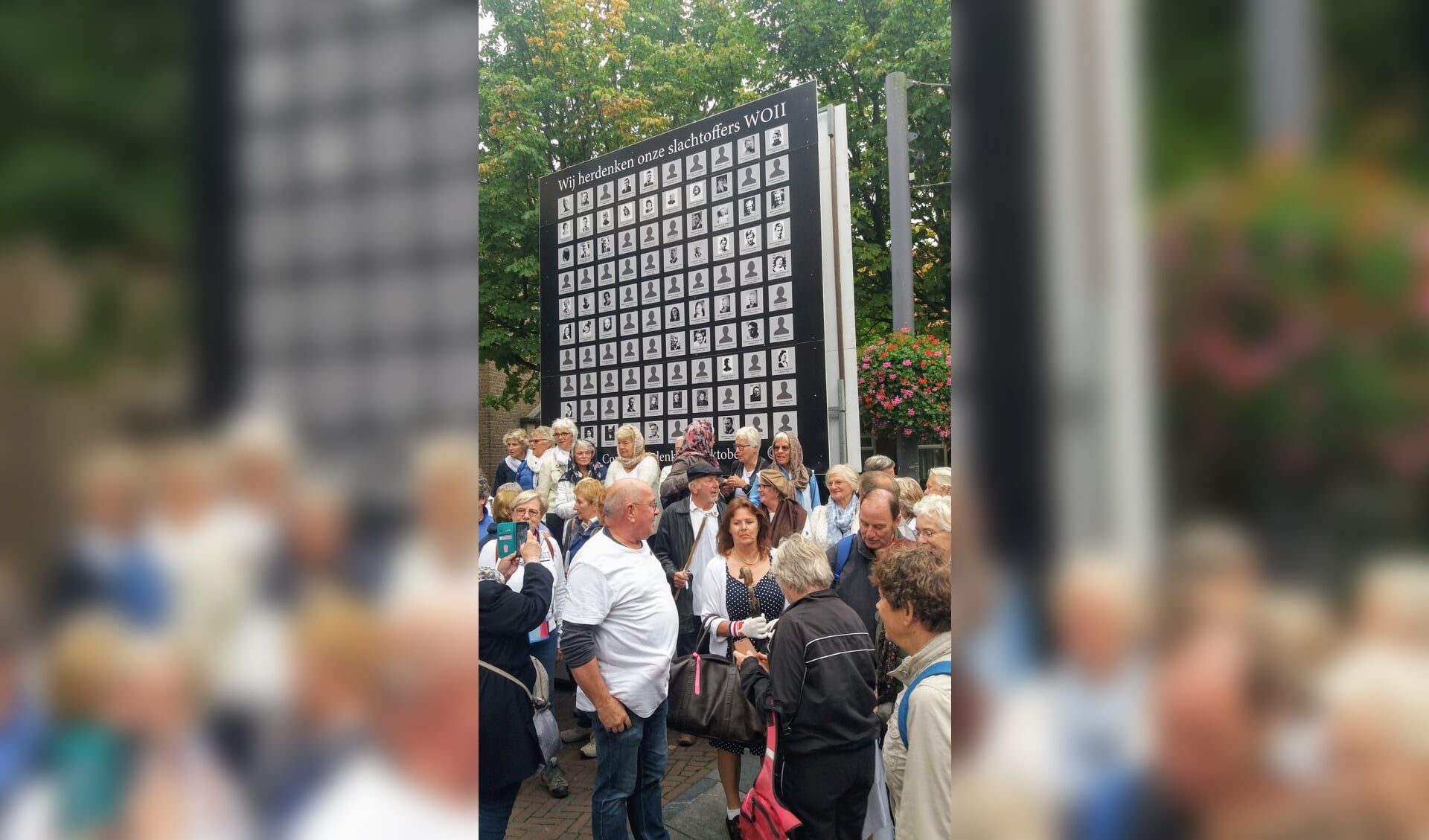 lingewaarders bij het namenpaneel bij herdenking evacuatie op 29 september 