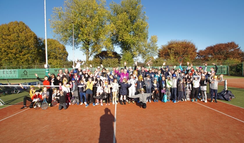 Alle deelnemers Mini Maxi Toernooi ETV de Helster. (foto: Coen van de Kamp)
