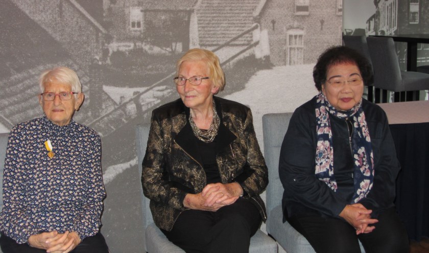 De dames Truus Bekker (40 jaar), Dinie Wienholts (30 jaar) en Yvonne Roosenhoff (12.5 jaar) worden gehuldigd. (foto: Trees Rosmulder)