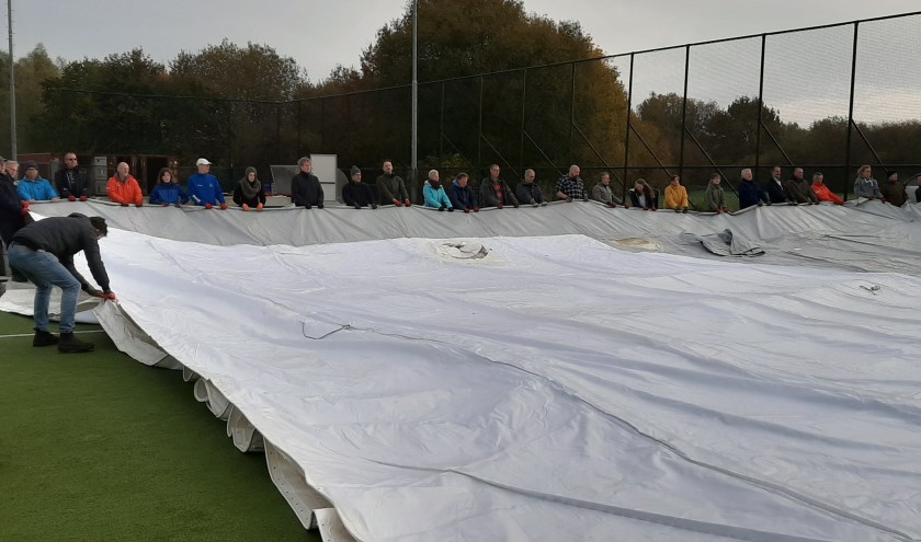 De ochtendploeg in de weer met het dubbelwandig tentdoek. (foto: Richard Spaan)