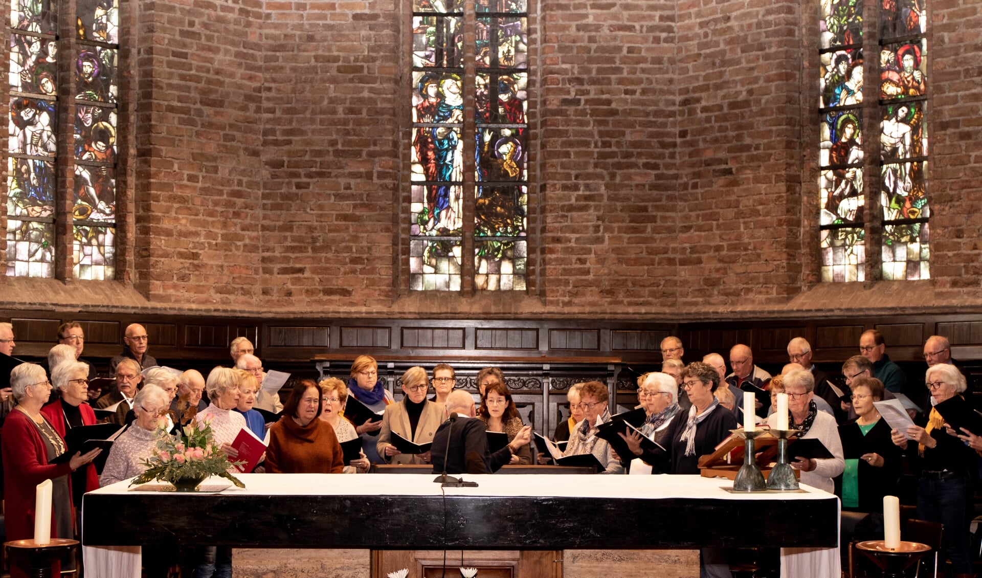 Het koor is druk aan het oefenen voor het Jubileumconcert in de RK kerk in Haalderen. (Foto: MarielleStokkink)