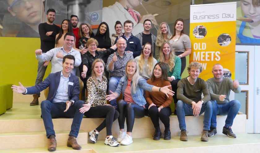 Oud-leerlingen van het HPC samen met initiatiefnemers Ulli Bakker en Cor Aarns.