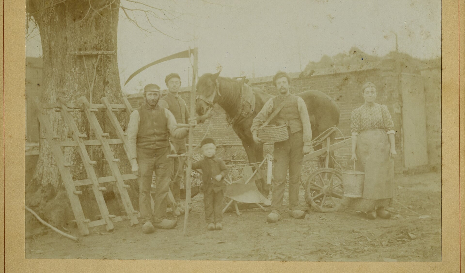 Familie met landbouwwerktuigen. (foto: Regionaal Archief Nijmegen)