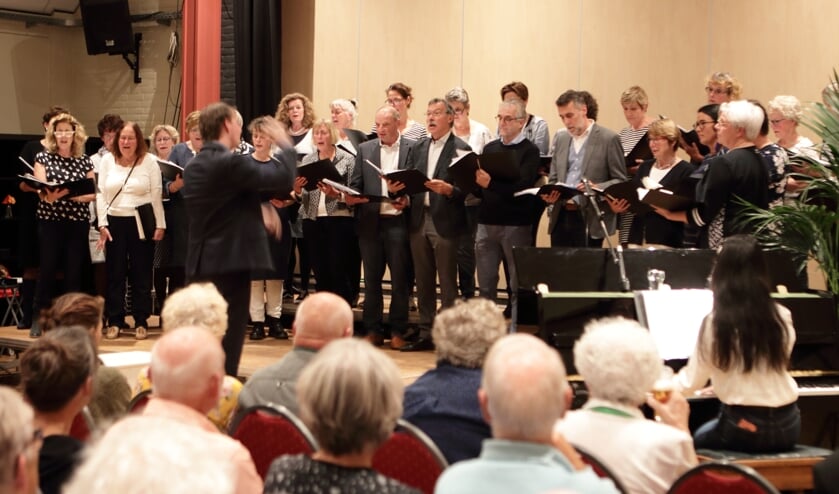 Heisterkoor op korenavond Angeren. (foto: Henk Sluiter)