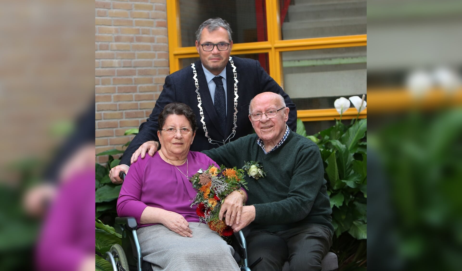 Op de foto de heer en mevrouw Barten-van Dorland met burgemeester Jan Kottelenberg