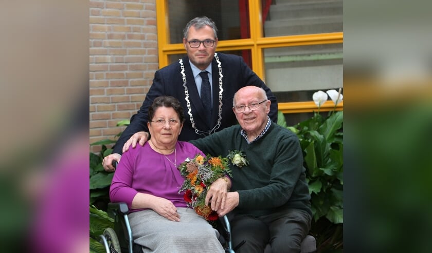 Op de foto de heer en mevrouw Barten-van Dorland met burgemeester Jan Kottelenberg