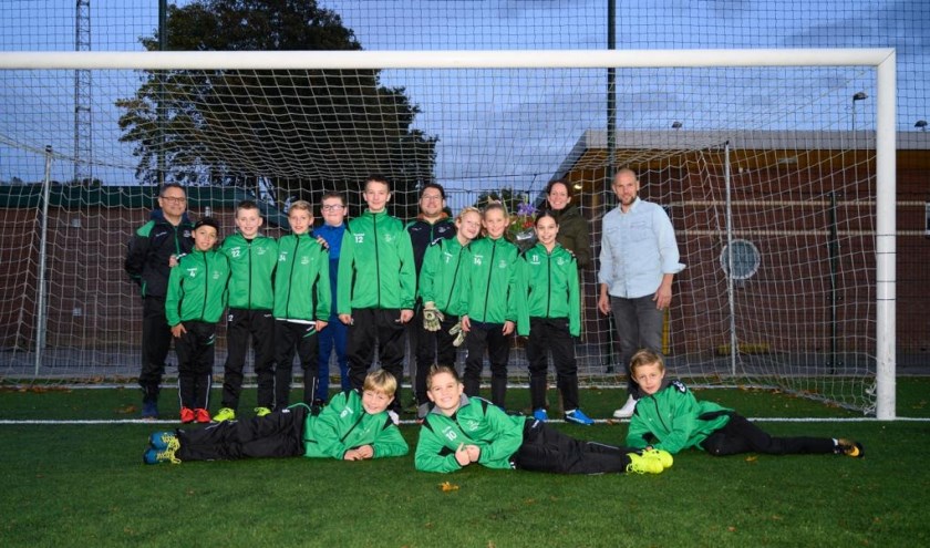 Nieuwe trainingspakken Musketiers JO11. (foto: D. Groot)