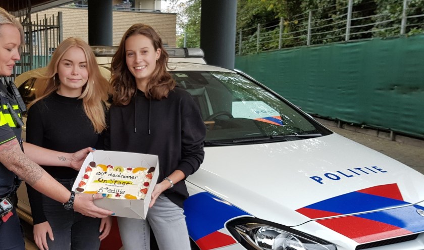 Agente Sharon ontvangt taart van Senna en Jasmijn. (foto: Bernadette Egelmeers)