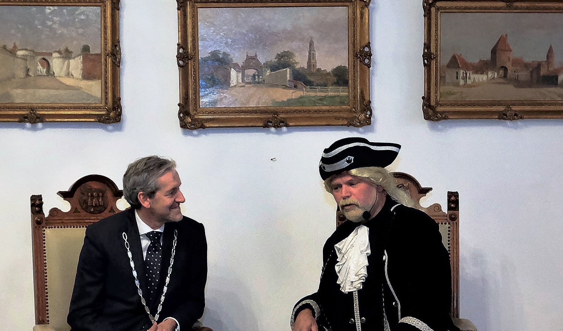 Burgemeester Hans van der Pas in gesprek met burgemeester Johan van Deventer uit 1730. (foto: Jan van de Brink)