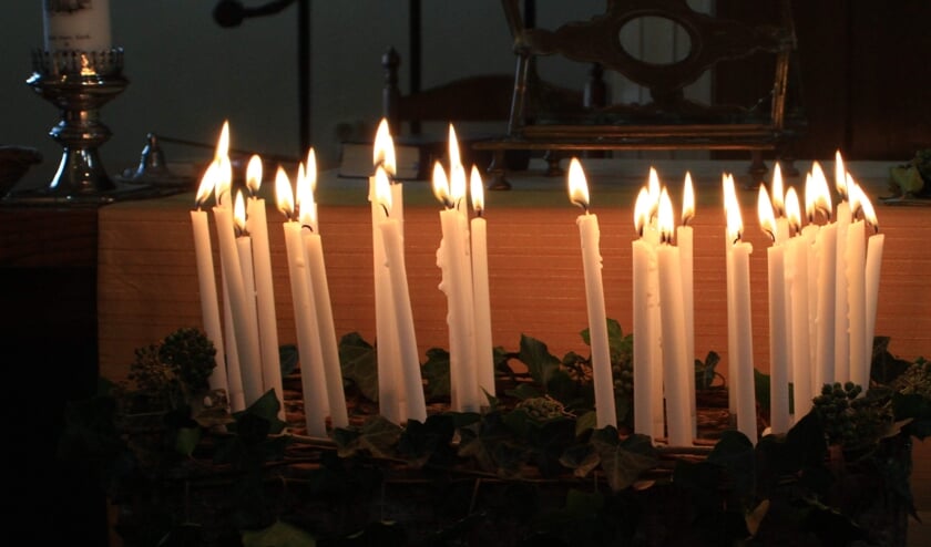Kaarsen op weg naar kerstmis. (foto: Marcel Smit)