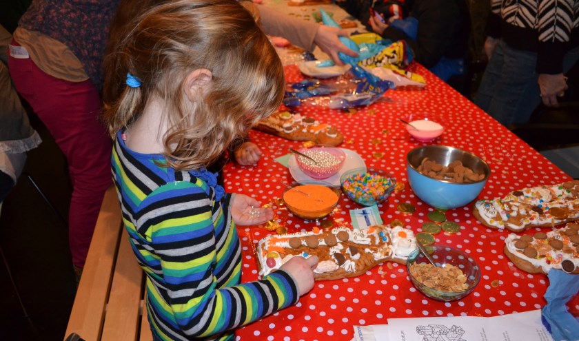 Taaipop versieren (workshop). (foto: Kunstwerk!)