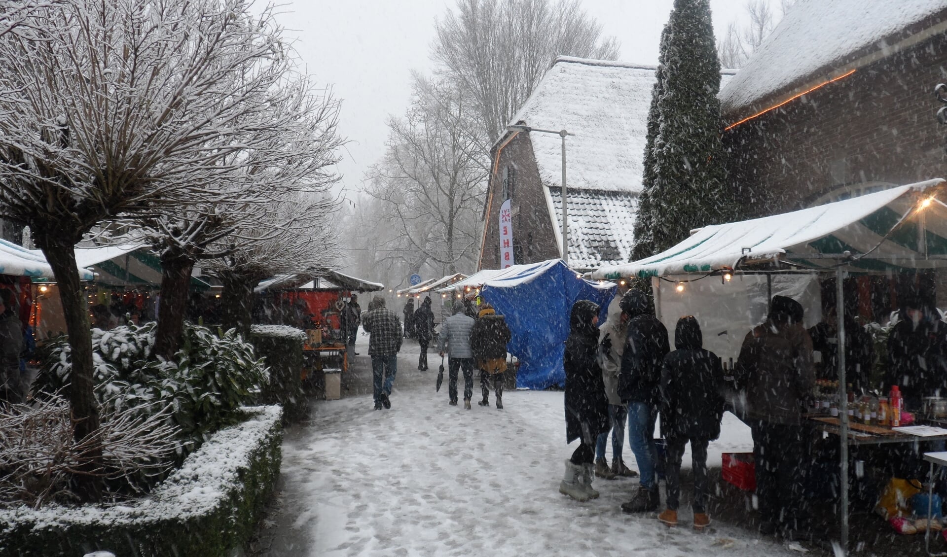 Kerstmarkt met sneeuw. (foto: Niek van Veen-Aerts)
