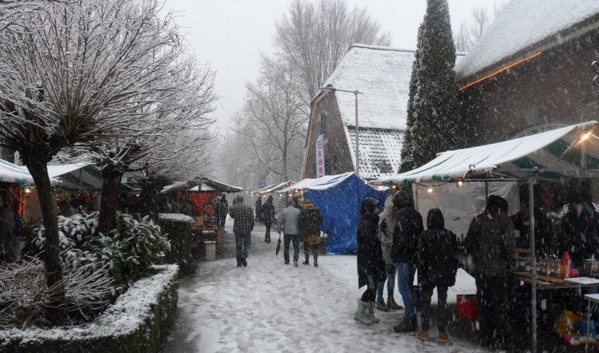 Kerstmarkt met sneeuw. (foto: Niek van Veen-Aerts)