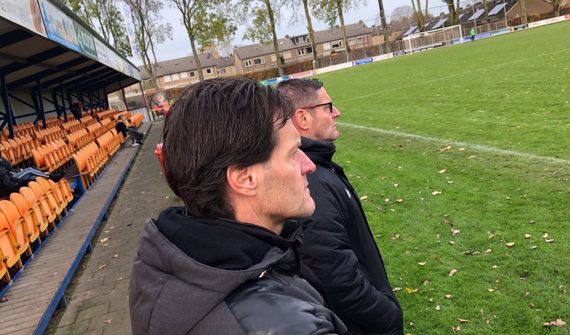 Broers als trainer/coach; Edwin (links) en Manfred van den Broek bij Sv Angeren JO19-1. En het werkt, want het team staat bovenaan in hun klasse.