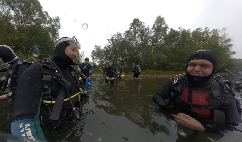 Duikers maken zich gereed voor de laatste buitenduik van het seizoen. (foto: PR duikteam Sub Aqua Libera)