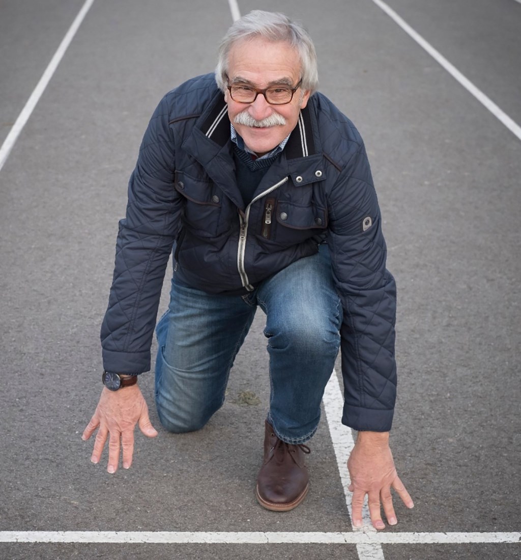 Joop Dahm op de atletiekbaan van b.o.d. de Sprinters