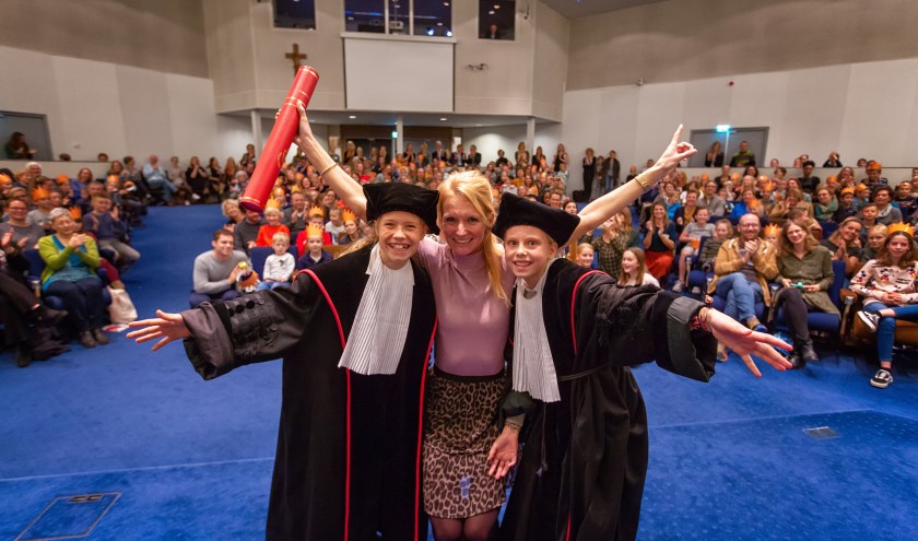 Promovendus Liesbeth met promotoren Noor en Mila. (foto: Radboud Universiteit/Dick van Aalst)