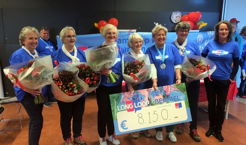 De voorlopige cheque werd op zondag 3 november overhandigd aan het Longfonds. (foto: Longfonds)
