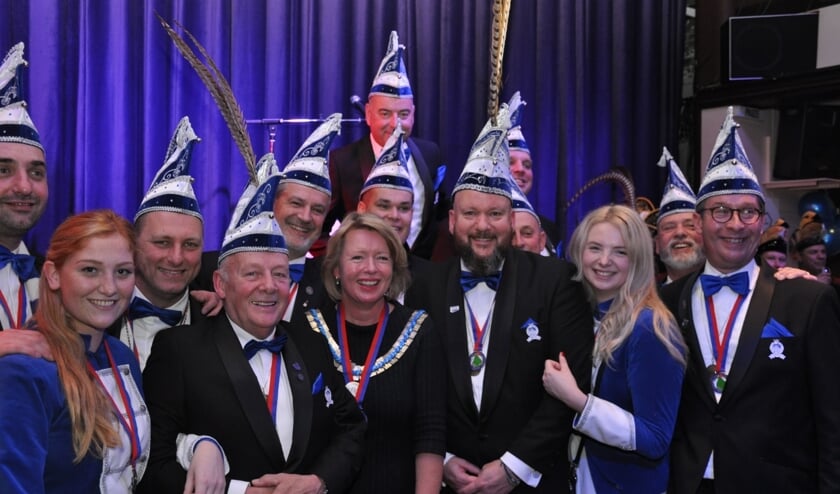 Burgemeester Hoytink Roubos met de Raad van 11 en pages van Zet 'm Op. (foto: Tim Delissen)