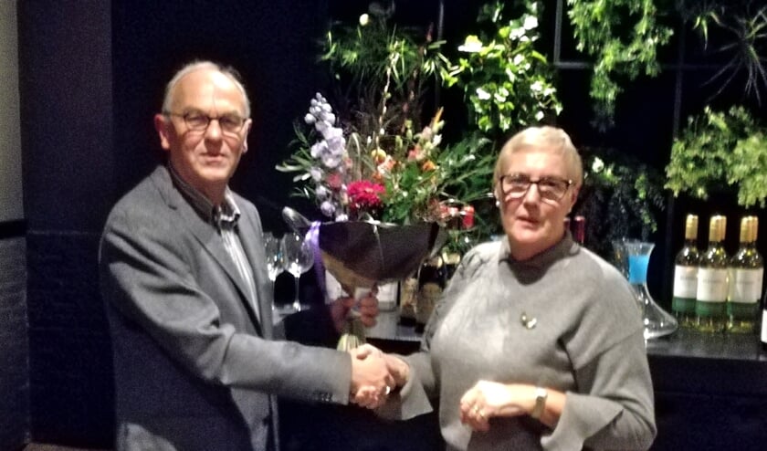 Voorzitter Eddie van Hattum bedankt Joke Paantjens. (foto: Albert Luijpen)