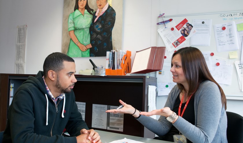 Vrijwilliger en vluchteling. (foto: Goedele Monnens)