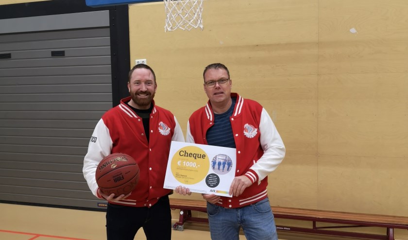 Links voorzitter Taco Jansen die een cheque overhandigd krijgt van Henry Slot (AVR Duiven) (foto: Pigeons Basketball)