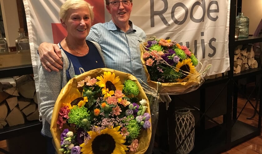 Gerrie van der Voort van der Kleij en Eric Versteeg zijn gehuldigd als jubilaris bij het Rode Kruis.