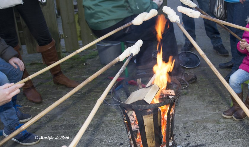 Broodjes bakken rond de vuurkorf. (foto: M.T. de Both)