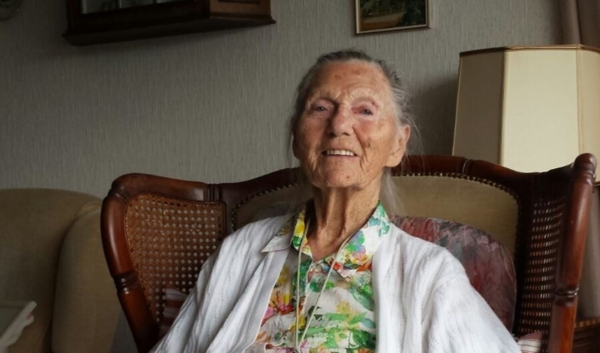 Mevrouw Leida Smit-Kock die de ijsbaanorganisatie verraste met een flink bedrag. Ze overleed in oktober op 96-jarige leeftijd.