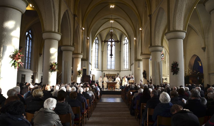 Feestelijke viering in de Andreaskerk Zevenaar. (foto: Parochie Sint-Willibrordus)